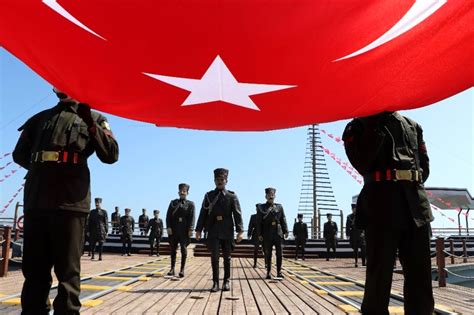 A­t­a­t­ü­r­k­’­ü­ ­t­e­m­s­i­l­ ­e­d­e­n­ ­b­a­y­r­a­k­ ­S­a­m­s­u­n­’­d­a­ ­k­a­r­a­y­a­ ­ç­ı­k­a­r­ı­l­d­ı­